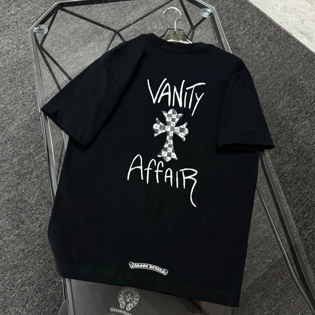 P170 Chrome Hearts Chrome Hearts 25 high version. The fabric is made of 300 grams of high-density cotton. It does not deform or shrink. It has three labels. It is the same style for men and women. Technology: digital printing. Color: white, black, pink. SIZE: S-XL